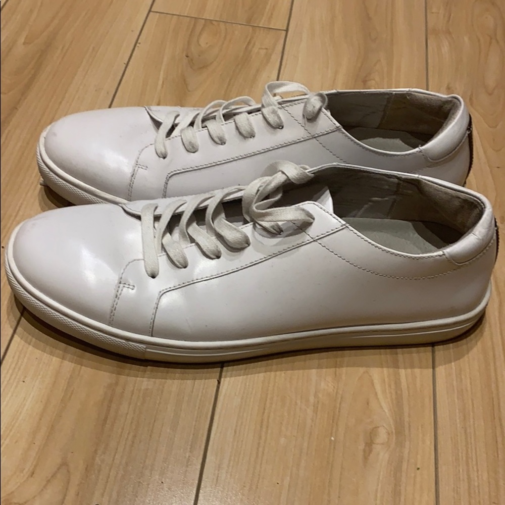 Men’s leather shoe with signature metallic detail